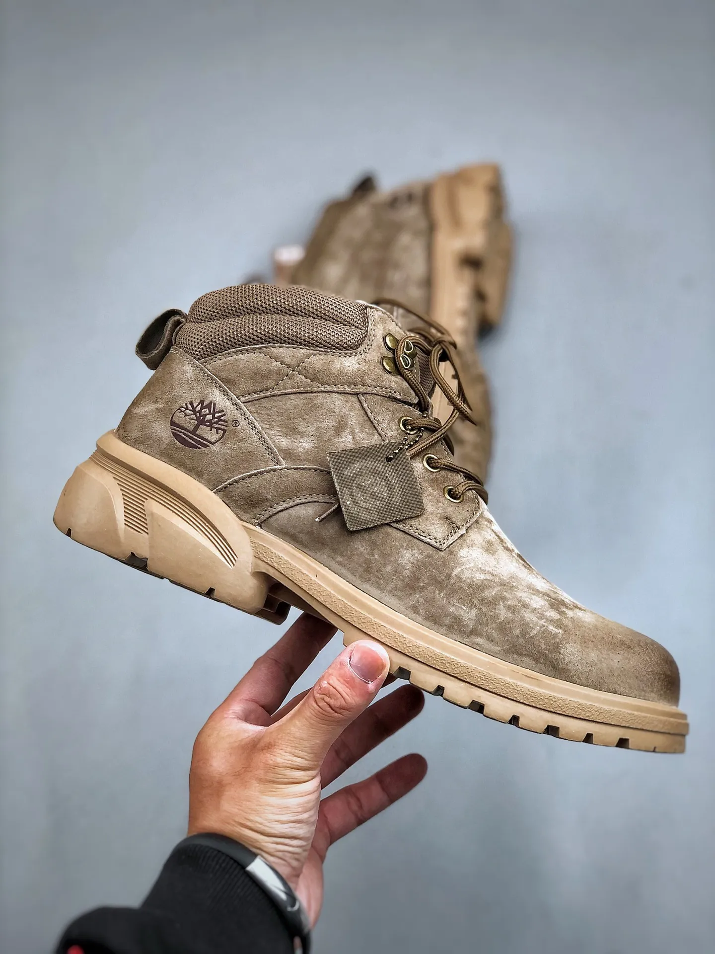 Local self-pickup💰560 supports store release. New goods🚀#Timberland Timberland/Timberland outdoor mid-cut casual rhubarb boots series. Guangdong factory quality. Original box and original packaging. The fabric is made of Italian 🇮🇹 top-grade frosted fine-grained cowhide. It is paired with anti-odor and anti-corrosion genuine leather latex insoles to give you a perfect wearing experience. High-quality and durable. A must-have for sportsmen. Specially designed to treat those who are not handsome. High-quality and first-class foot feel. Size: 38 39 40 41 42 43 44 (leather shoe size)